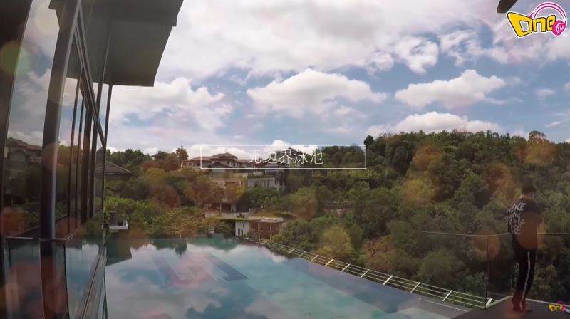 「鋼琴女神」300坪豪宅曝光　驚見人造瀑布、玻璃天橋