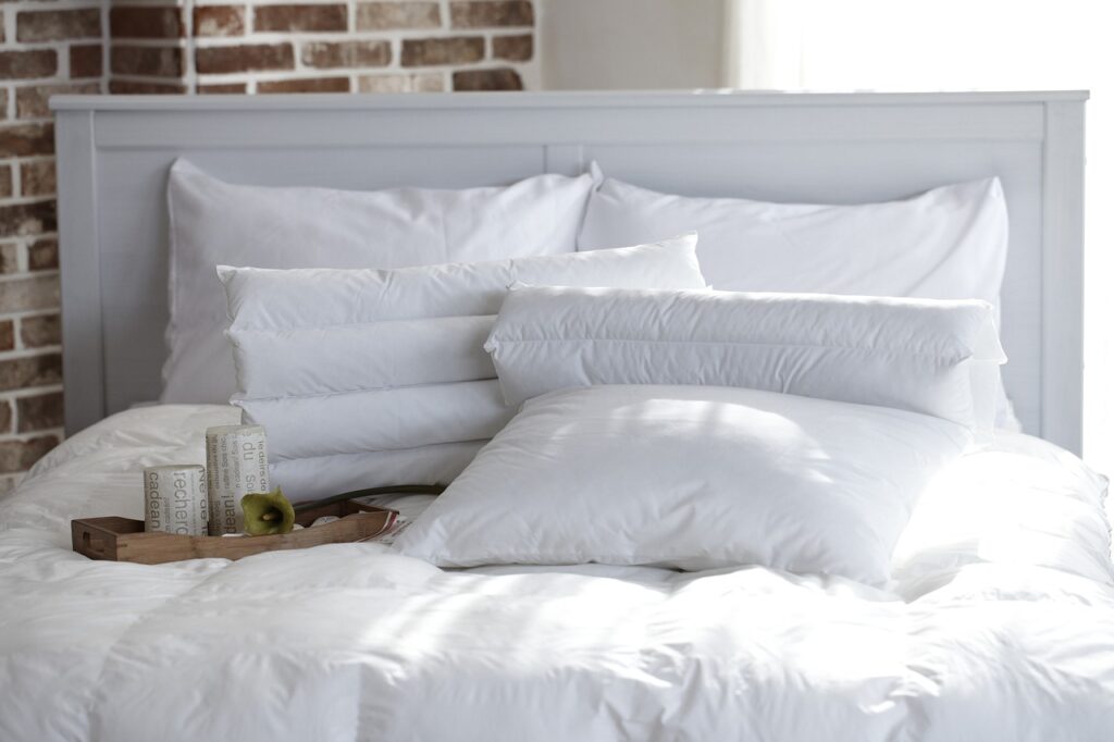 ▲一名網友入住某飯店，發現床上放了兩顆大型褐色枕頭，讓他好奇背後用途。然而，就前房務員急勸直喊「不要碰！」（示意圖／來源：pixabay）