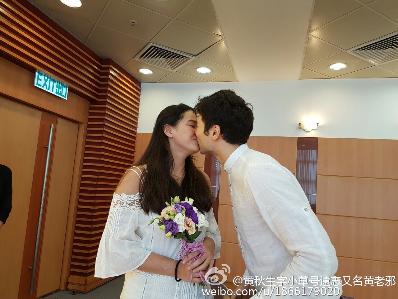 ▲鳳小岳（右）和洪喆君交往2年多，在香港登記結婚。（圖／黃秋生IG）