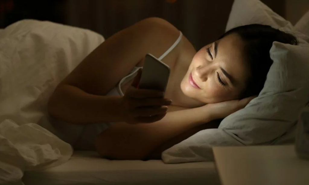 ▲他總在深夜的時候傳來訊息：「睡了嗎？如果還沒睡，我去陪妳睡好嗎？」（圖／Shutterstock）