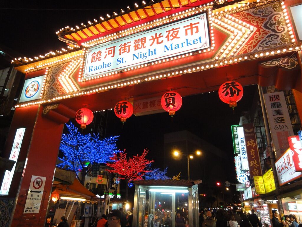 ▲台灣擁有「美食王國」的稱號，路邊的各式美味小吃皆深受民眾喜愛，而道地的夜市文化，更是許多外國旅客來台指定造訪的景點。（示意圖／來源：Wikimedia Commons）