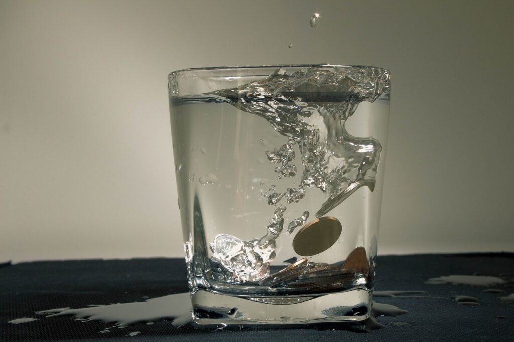 相信只要飲用或在身體擦拭「午時水」就可改運，谷底翻身