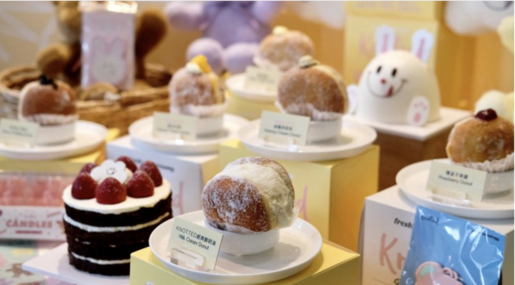 台北晶華酒店邀請韓國知名品牌Knotted來設快閃店，帶來五款經典口味以及晶華獨家烏龍奶茶和夏日芒果口味的甜甜圈。