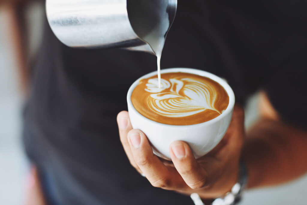 現代人壓力大，常常利用咖啡提神，但要注意不過量。（圖片來源：Pexels）