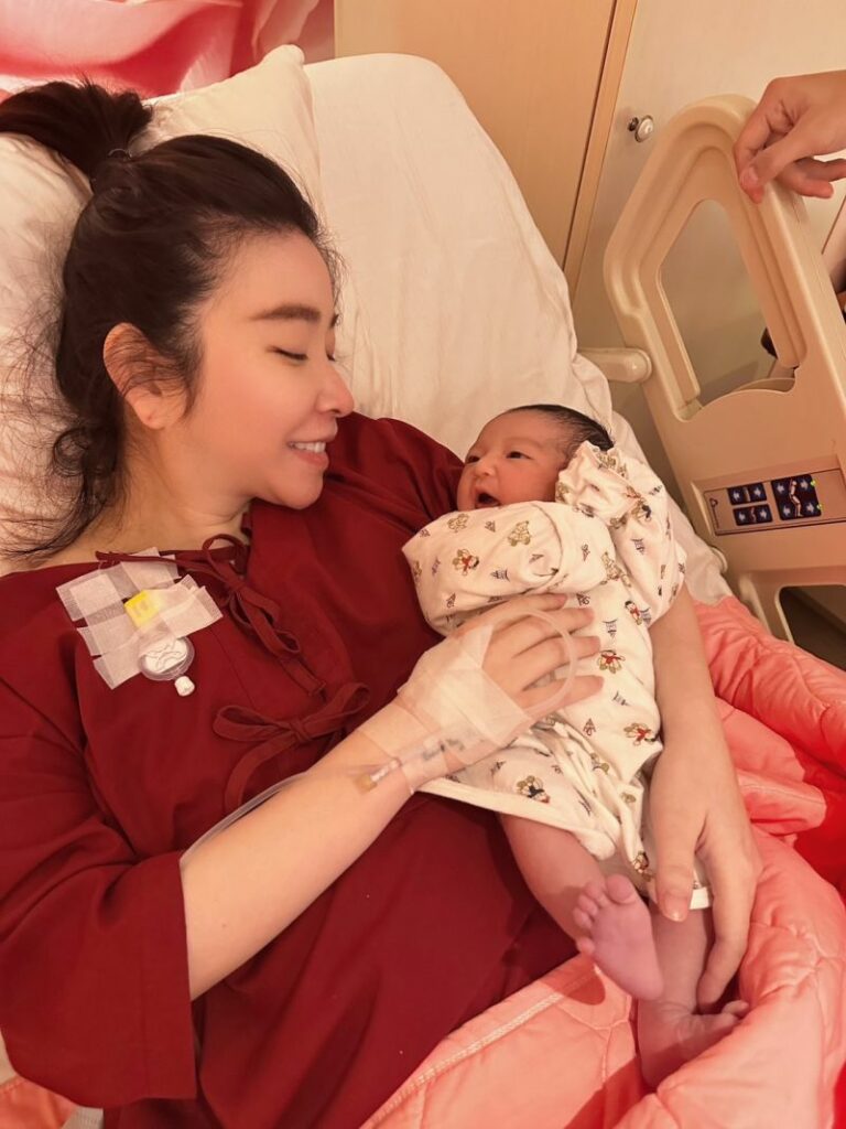 許維恩見到女兒平安誕生，淚水止不住地流下來