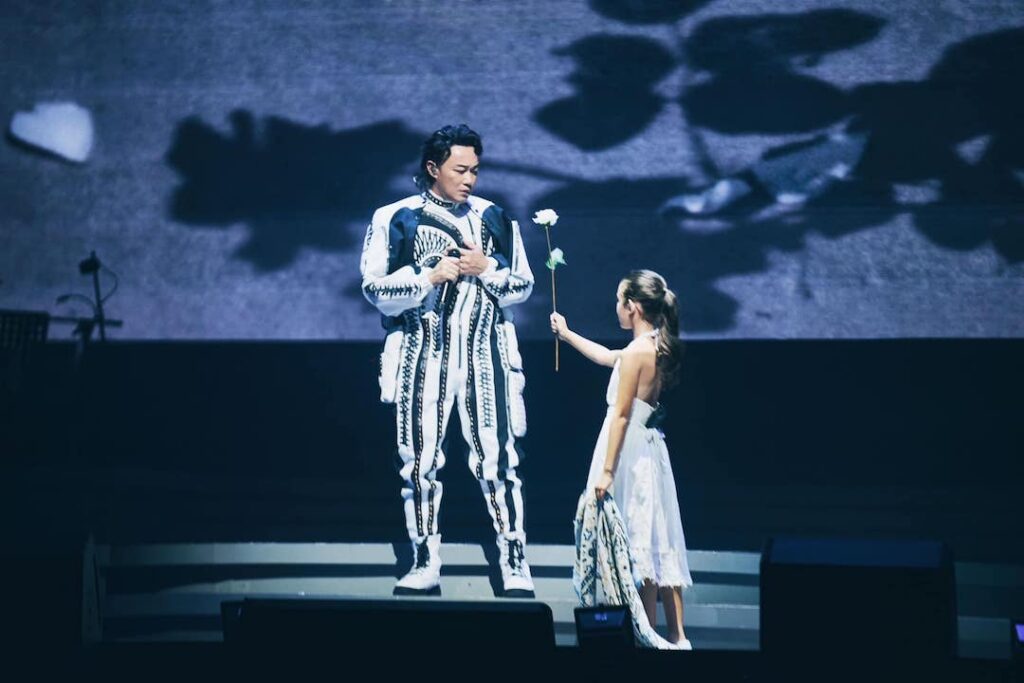 當陳奕迅即將演唱完《當這地球沒有花》時，一名身穿白衣的小女孩遞上白玫瑰給他