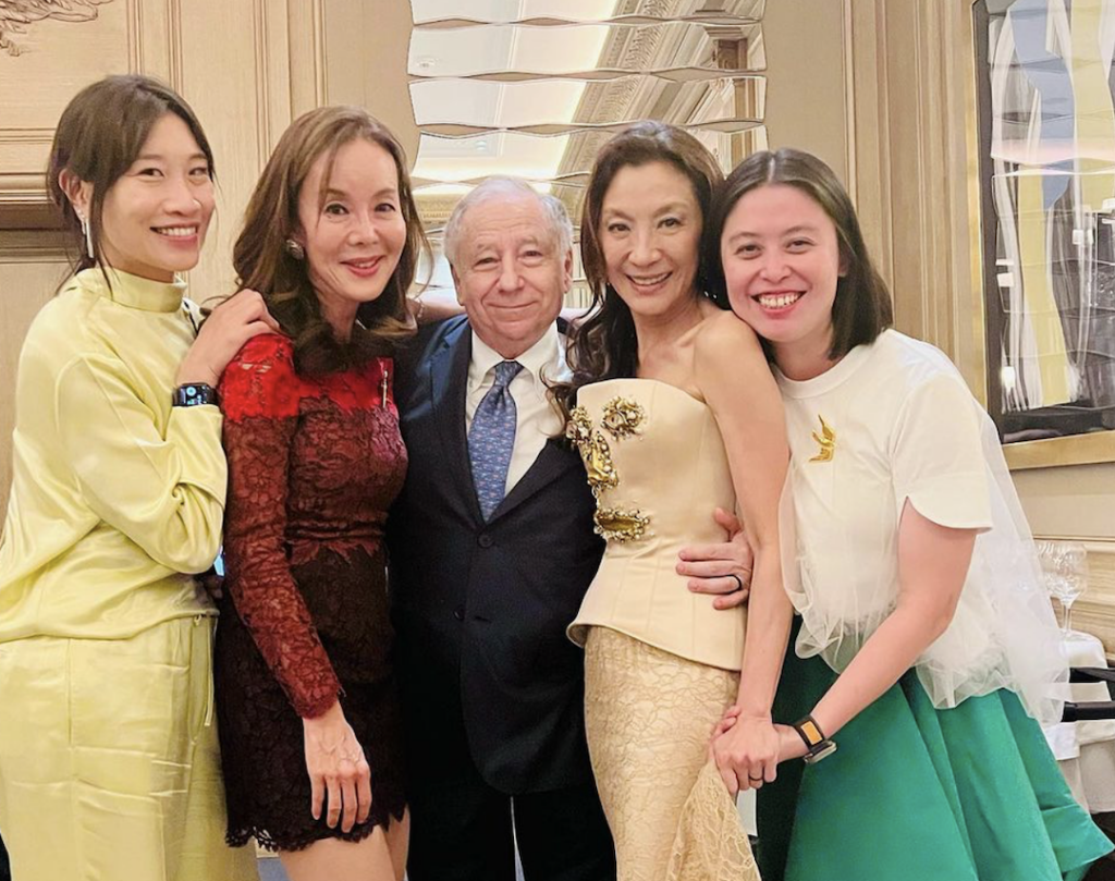 楊紫瓊穿著一袭香檳色「人臉造型」的馬甲婚紗取代一般傳統白紗