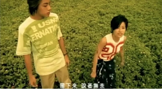 徐懷鈺（右）及坤達（左）曾一起拍攝過〈我又不是沒愛過〉的MV，當時坤達還沒以男團Energy成員身分正式出道。（圖／翻攝自YouTube〈我又不是沒愛過〉）
