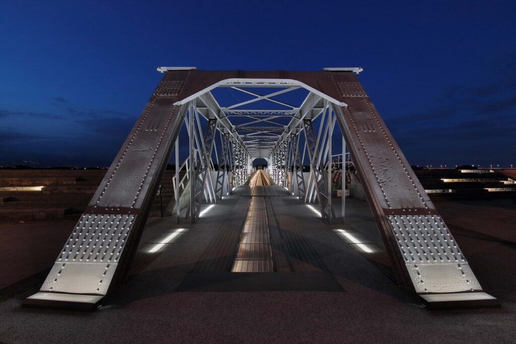 虎尾鐵橋透過燈光重生。(圖／中強光電文化藝術基金會)