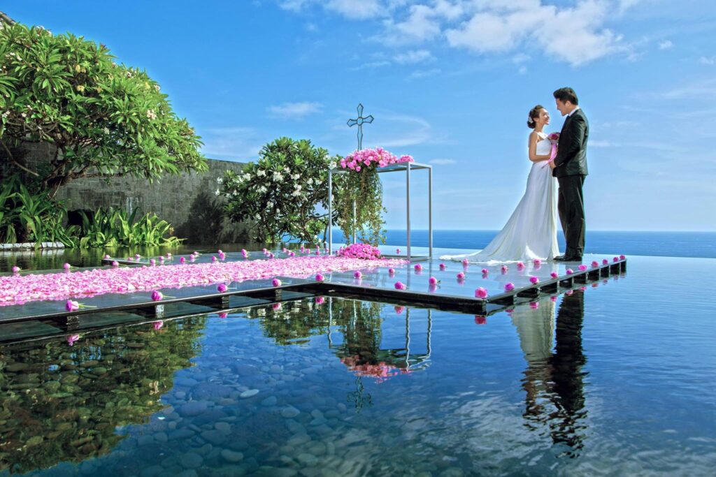 水上婚禮或海灘婚禮聽來都很美好。（圖／ Bulgari Hotels & Resorts）