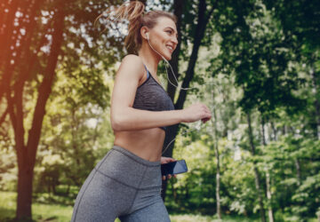 搭配規律運動，讓自己維持好體態及健康生活。（圖／Shutterstock）