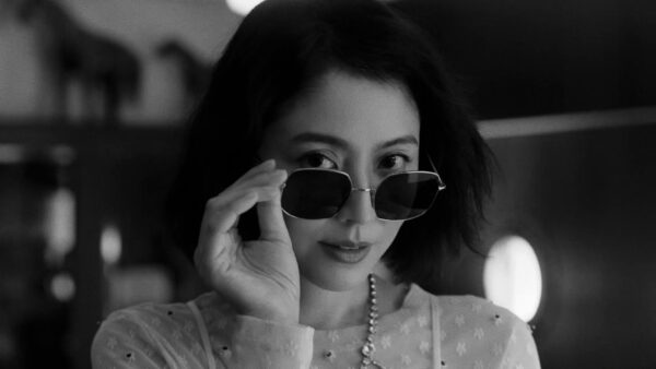 長澤雅美出演了Vaundy MV，造型和表情多變。 ( 圖／擷取自Vaundy YouTube）