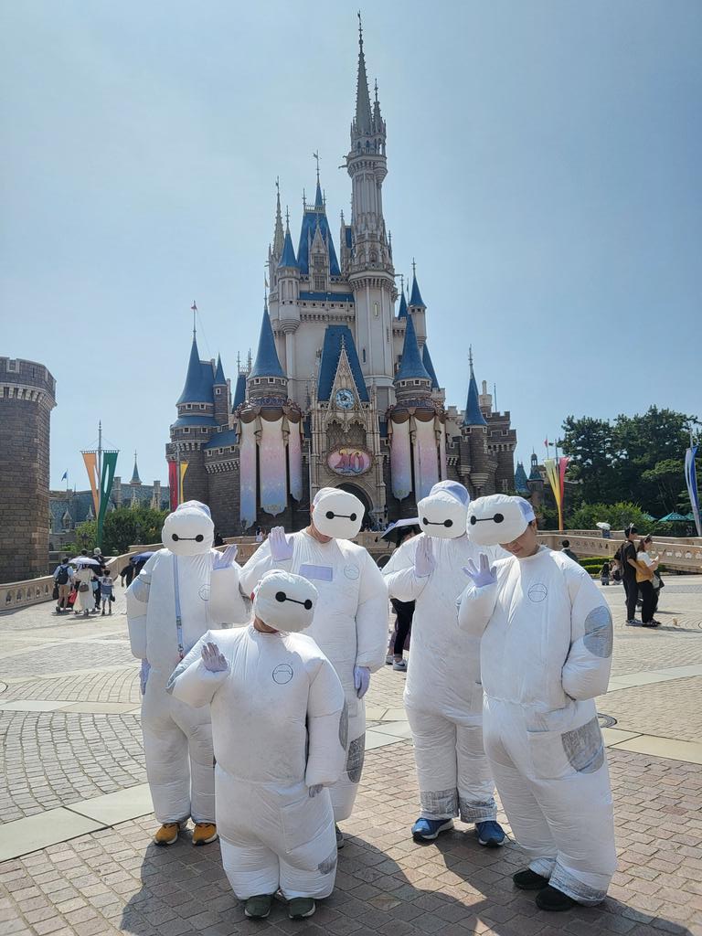 全家一起裝扮成「杯麵」到東京迪士尼樂園玩。(圖 / 翻攝自 Nekonary Twitter)