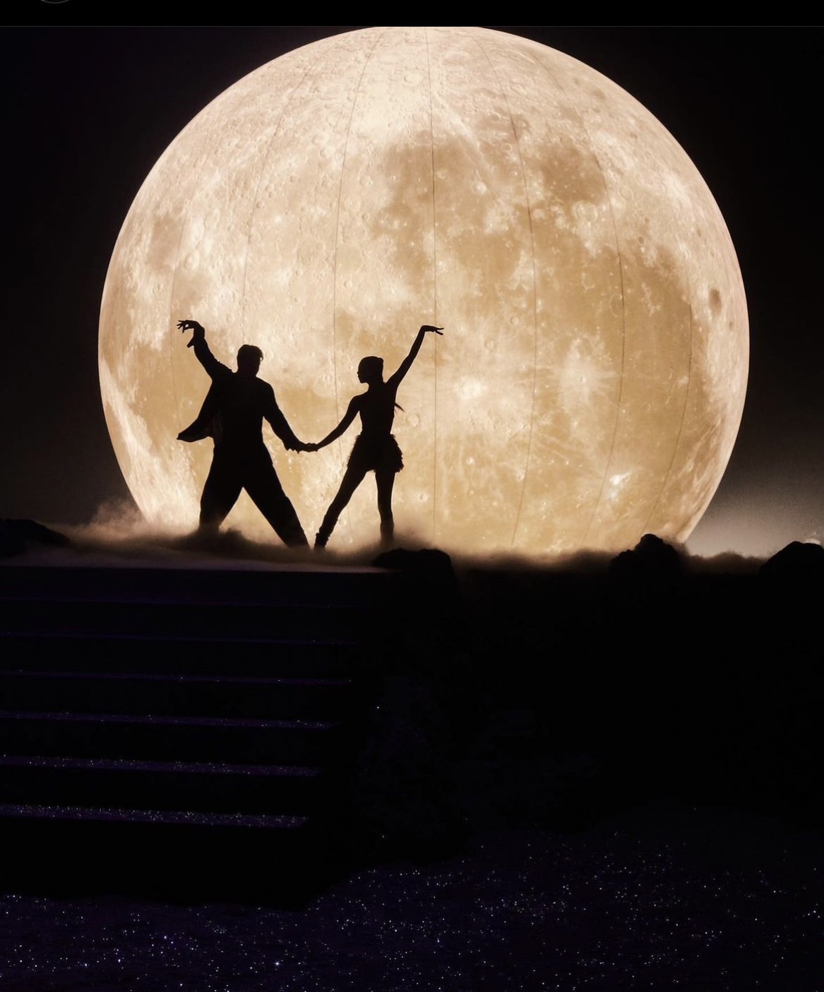 Jennie《You &amp; Me》與男舞者月光下共舞。（圖 / 翻攝自Jennie IG）