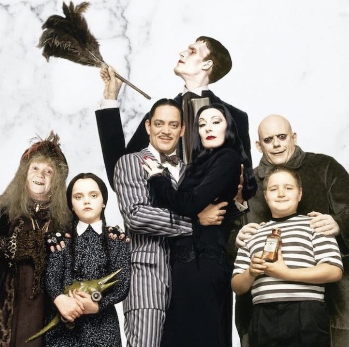 《阿達一族》一家人穿著以全黑或是黑白搭配為主。( 圖/翻攝自《The Addams Family》IG )