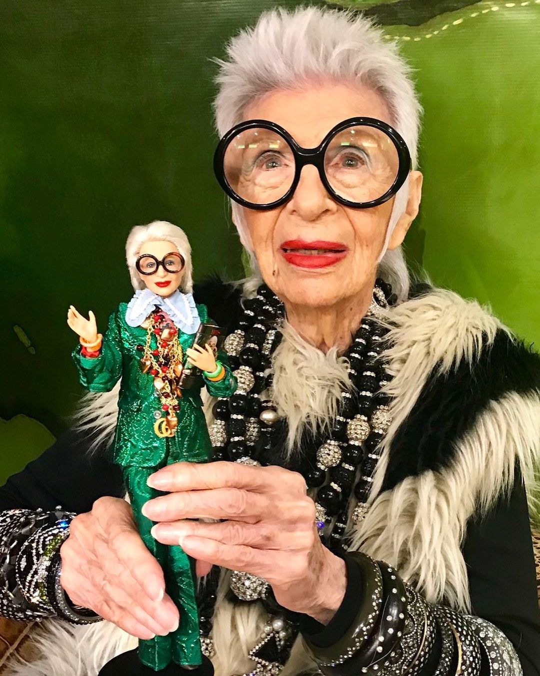 Iris Apfel 與 Iris Apfel 芭比。