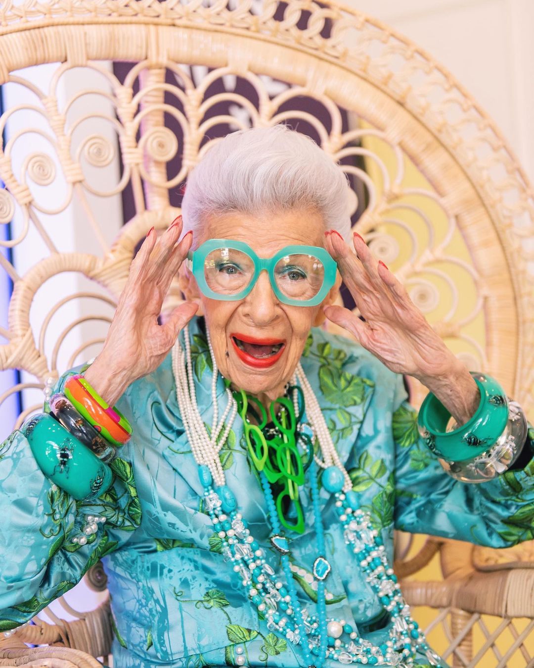 102 歲最潮阿嬤 Iris Apfel ：執著年齡很愚蠢！（圖片來源：IG@iris.apfel）