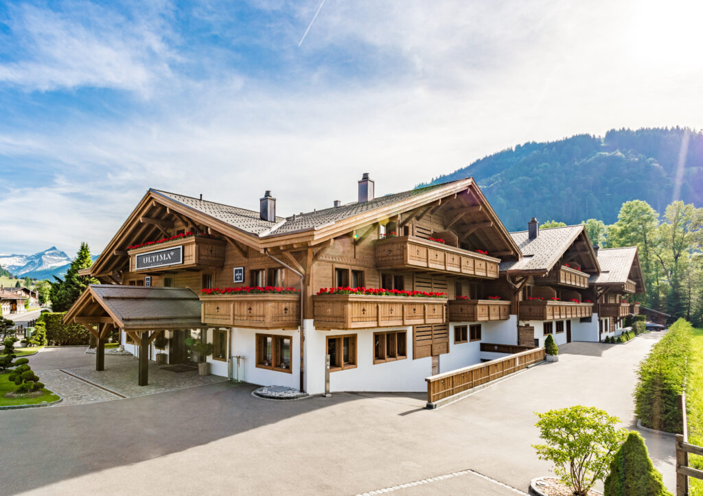 Ultima Gstaad外觀是幾幢獨棟小木屋，在阿爾卑斯山遺世獨立。（圖／Ultima Gstaad）
