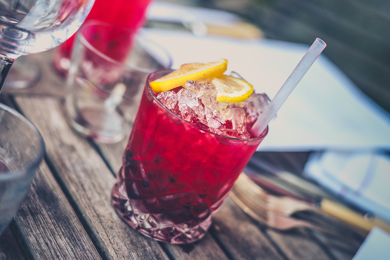 將紅莓果汁加入雞尾酒，就是很適合派對的飲料（圖片來源：Pixabay）