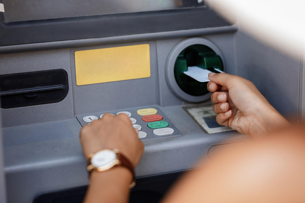 外幣ATM和一般ATM的操作方式一樣，但目前有外幣ATM的銀行不多。（圖片來源：Freepik）