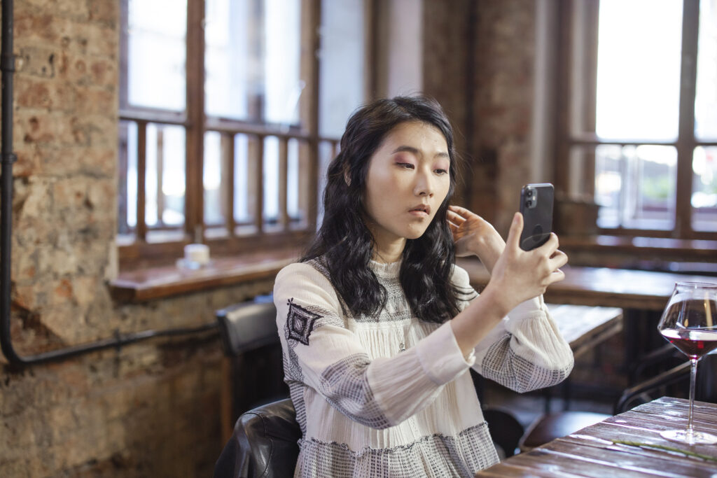 告別蠟黃臉色！iPhone原相機自拍大解密，教你調出自然亮白、柔焦效果，完美修飾大小臉！