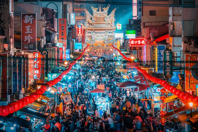 台灣夜市是許多情侶最喜歡的省錢約會聖地。（圖片來源：Unsplash）