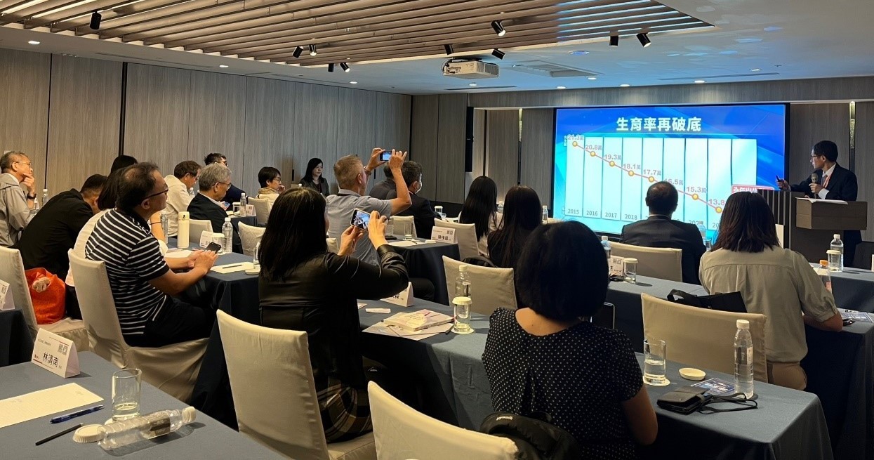 林永煬副院長透過詳實的數據調查，呼籲關注少子化這一嚴峻的社會議題，並強調其對未來教育和社會發展的重大影響。（圖／影響力教育基金會提供）