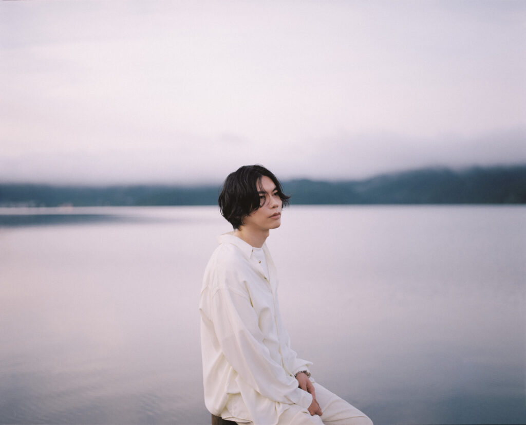 米津玄師為宮崎駿新作創作主題曲〈地球儀〉。（圖片提供／Sony　Music Taiwan）