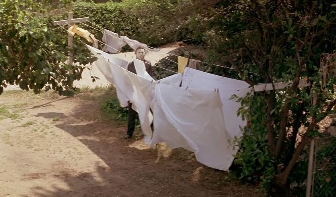 面具殺人魔麥克·邁爾斯逃出精神病院，戴著一個純白色面具，手裡拿著刀具和繩子。(圖 / 翻攝自 IMDb )