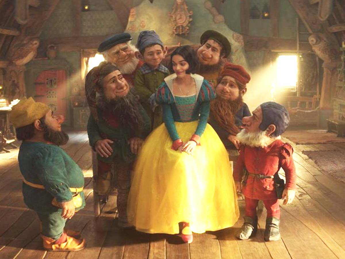 真人版《白雪公主》首張劇照曝光引發許多網友失望批評。（圖／翻攝自迪士尼官方網站）
