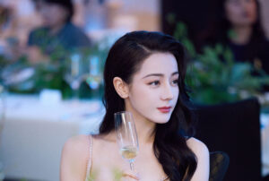 迪麗熱巴以其眼下的痣聞名，散發誘人的魅力。