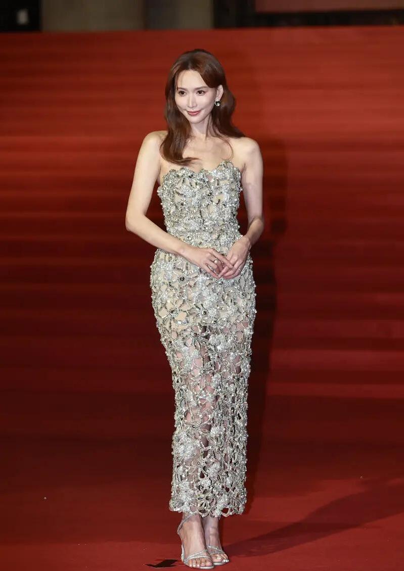 林志玲一身 金屬立體鏤空洋裝閃耀登上金馬紅毯。（圖片來源：NOWNews）