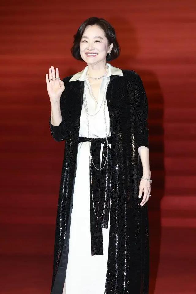 林青霞今晚盛裝出席金馬紅毯身穿 Tom Ford黑白色系禮服。（圖片來源：NOWNews）