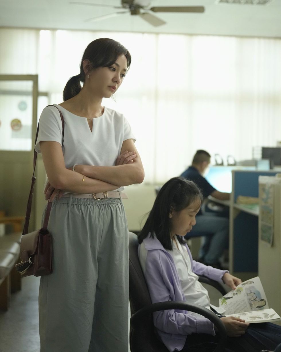 以電影《小曉》三度入圍金馬獎最佳女配角的陳意涵，首度演出「媽媽」角色。（圖片來源：CATCHPLAY 提供）