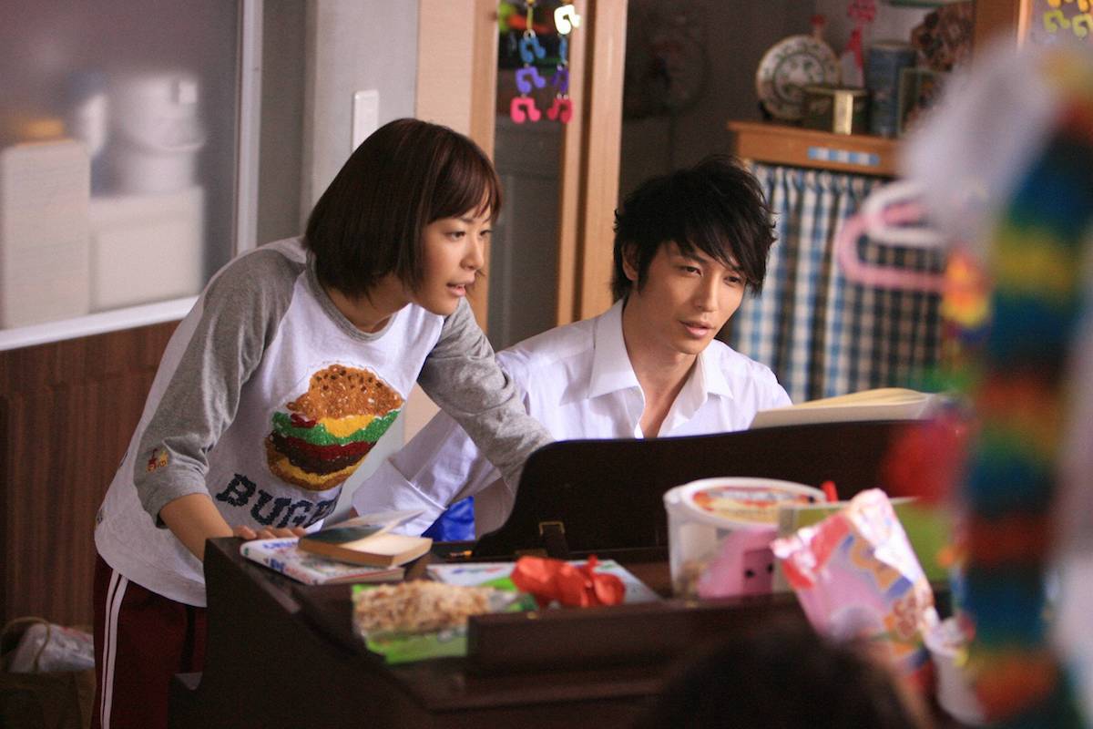 當生活邋遢又懶散的鋼琴天才野田妹，遇上懷才不遇而自怨自艾的音樂王子千秋真一，人生產生極大的改變。（圖／翻攝自 yhoo.co.jp）