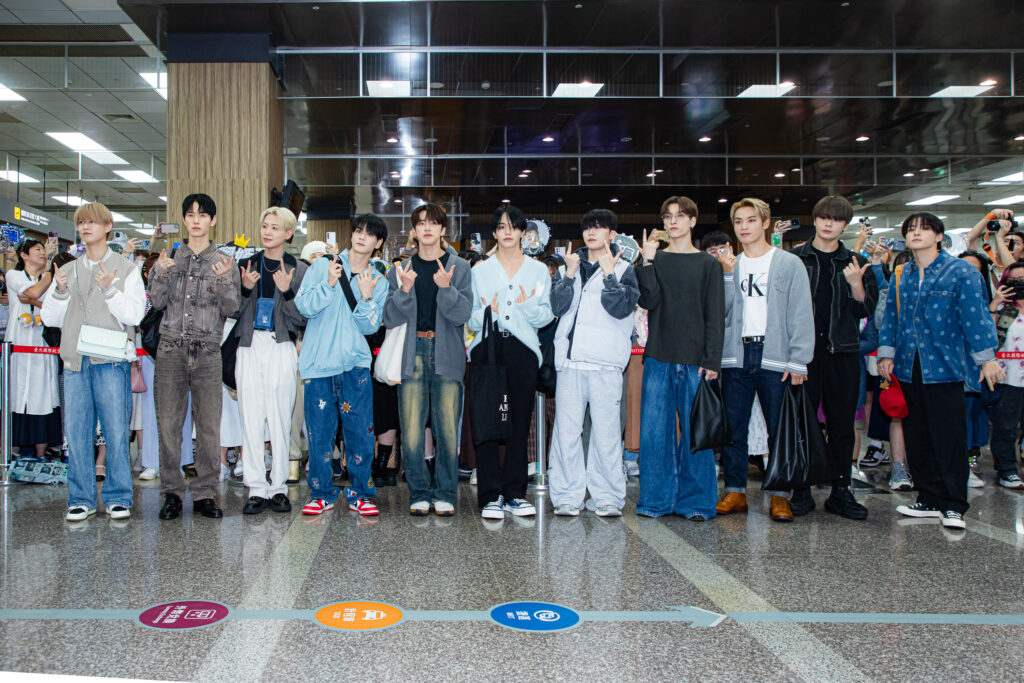 JO1成員白岩瑠姬（左起）、佐藤景瑚、川尻蓮、豆原一成、河野純喜、大平祥生、木全翔也、金城碧海、與那城獎、鶴房汐恩、川西拓實來台。（圖/ COME ON JKSSP 提供）