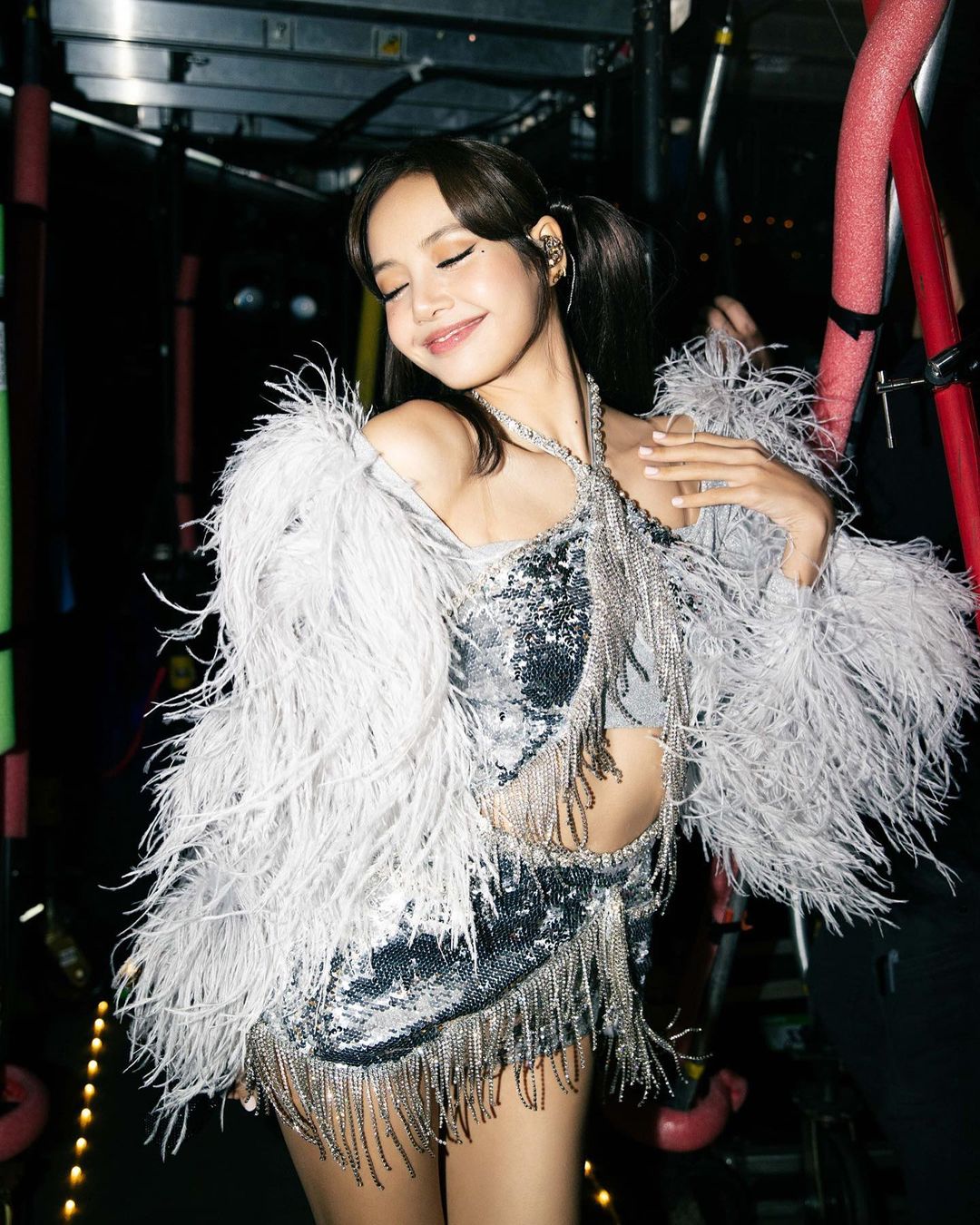 BLACKPINK成員Lisa，擁有獨特眼角痣，近傳與全球首富三公子熱戀，是否有望成為豪門千金？