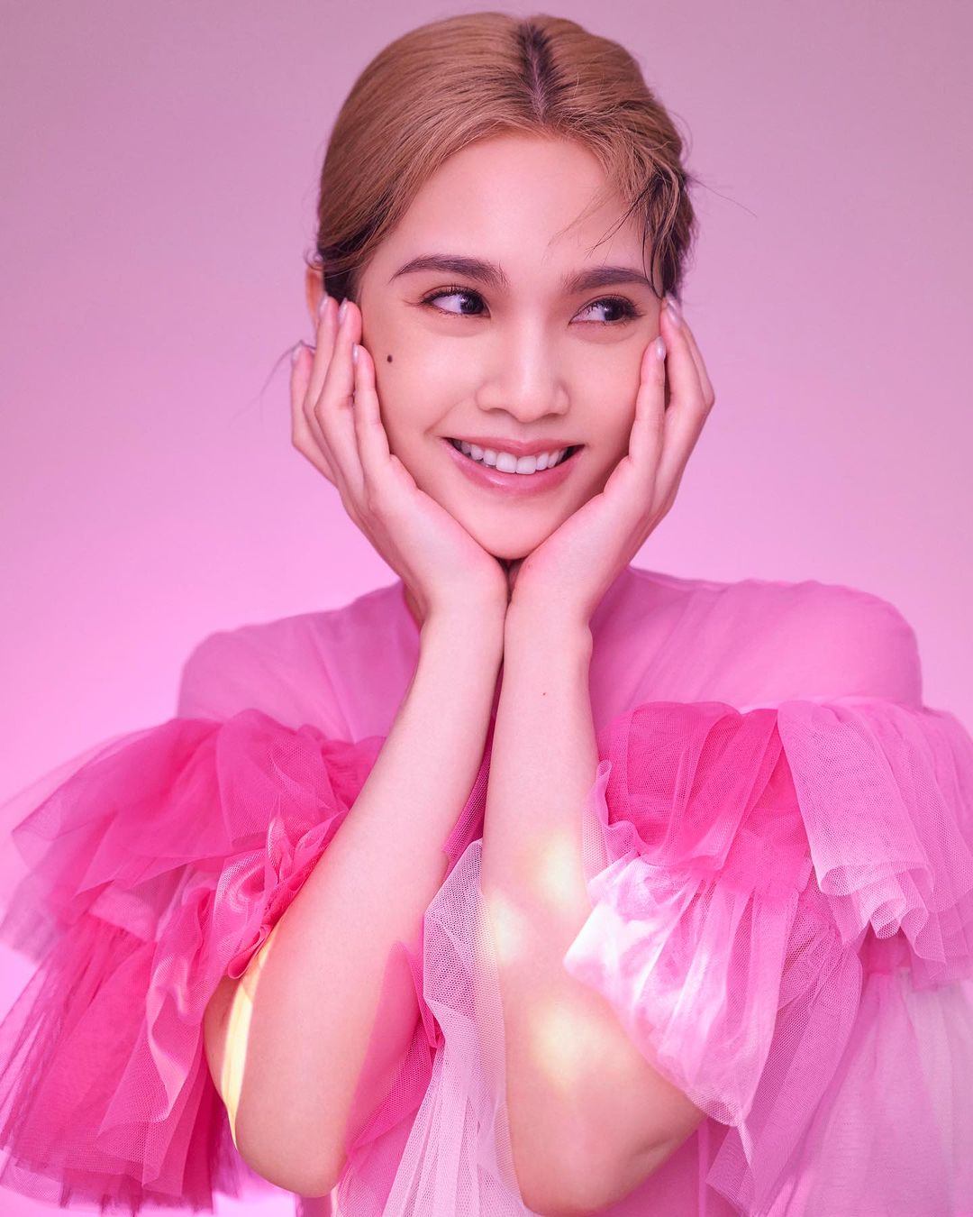 楊丞琳為顴骨痣的完美呈現,良好人際加上李榮浩的愛情讓人稱羨。