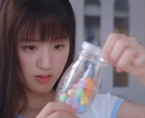 陸劇《偷偷藏不住》趙露思在劇中把想說的話寫在紙條上，並折成星星。（圖片來源：小紅書 @qiu1024）