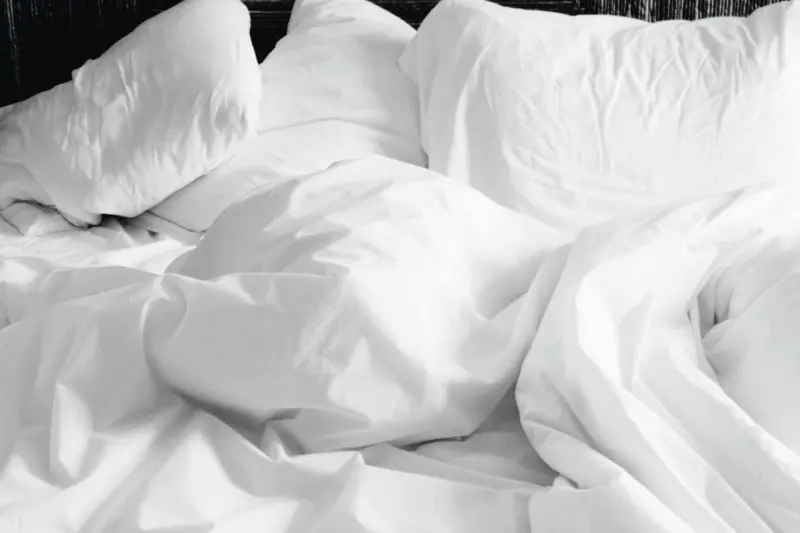 ▲睡眠醫師提醒，羽絨被需要感應人體溫度，直接接觸人體則保暖度最好，如果在羽絨被下蓋毛毯則會阻斷感熱特性，因此在羽絨被外加毛毯，才能使被子內的溫度提高。（示意圖／Pexels）