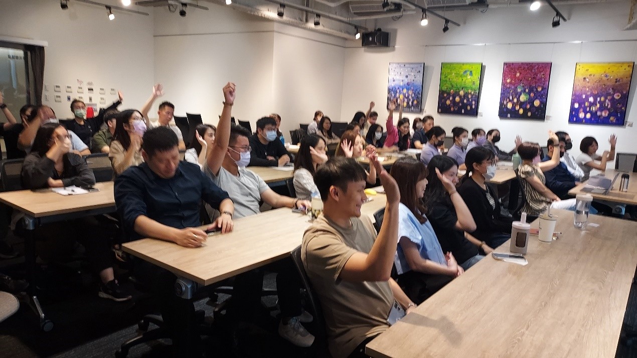 黃至堯博士設計情境式互動，學員們非常有感、紛紛舉手搶答。（圖／影響力教育基金會提供）