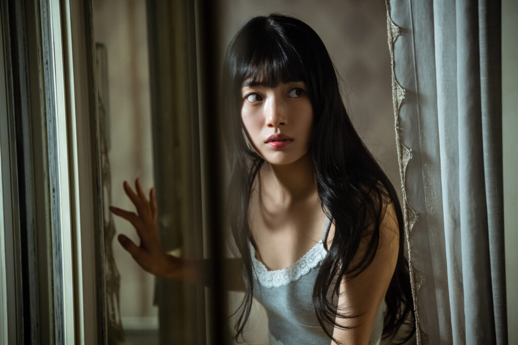 秀智飾演女神室友李斗娜。（圖片提供：Netflix ）