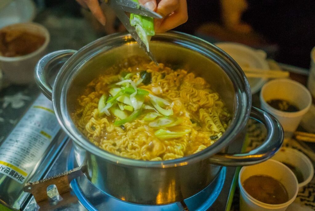 ▲南韓五星主廚孫榮教學，如何煮出更好吃韓國泡麵的技巧，其中除了水量是關鍵，在加蛋時更要小心別立即攪拌。（示意圖／翻攝自Pixabay）