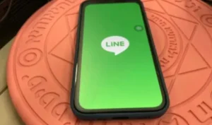 LINE已經是台灣人日常使用的通訊軟體之一，不僅可以拿來聯繫親友，也有許多人拿來辦公、記錄事項。（圖/記者張嘉哲攝）