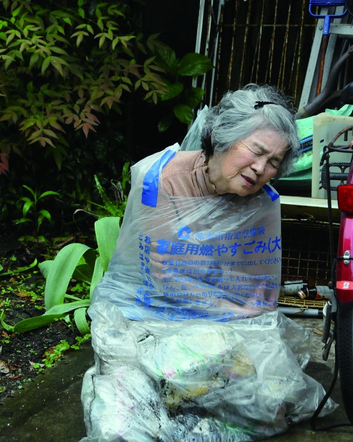 喜美子阿嬤把自己裝進垃圾袋，假裝自己是被遺棄的老人。（圖片來源：IG@kimiko_nishimoto）