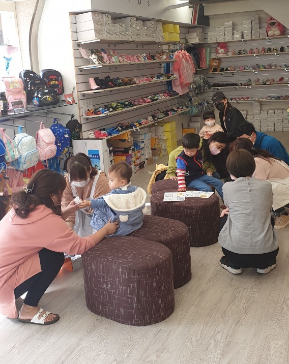 父母為孩子打理好第一雙鞋,也能讓寶貝練習走路更有成就感。(圖片來源:布布爸)