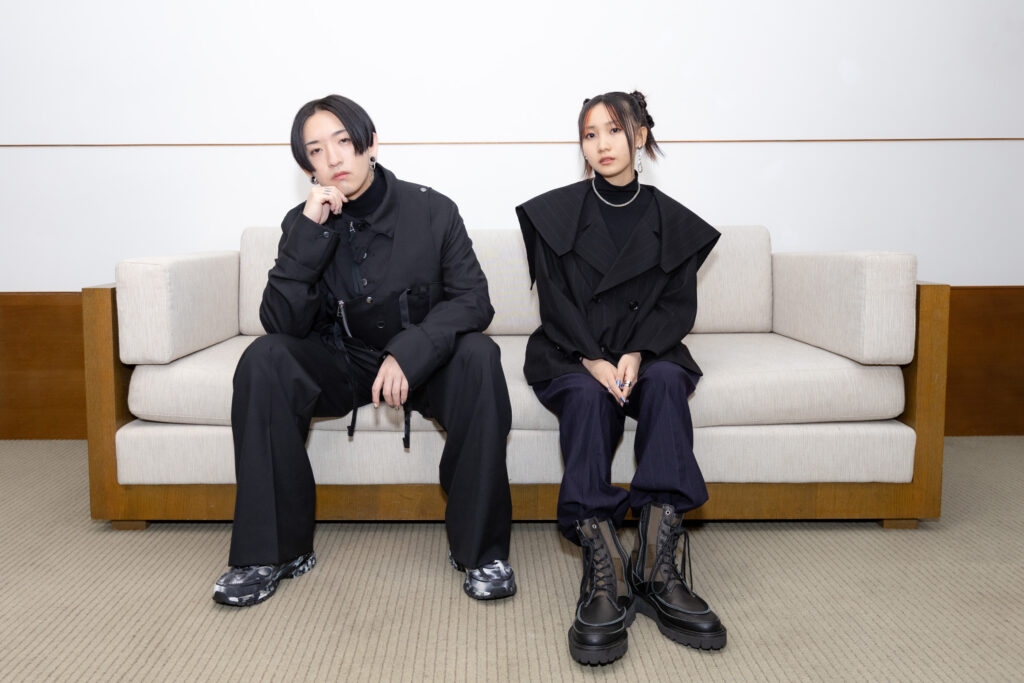 YOASOBI 的歌曲是「將小說音樂化」的詮釋方式，不僅轉化創作困難，演唱也需要揣摩。（圖片來源：Sony Music 提供）