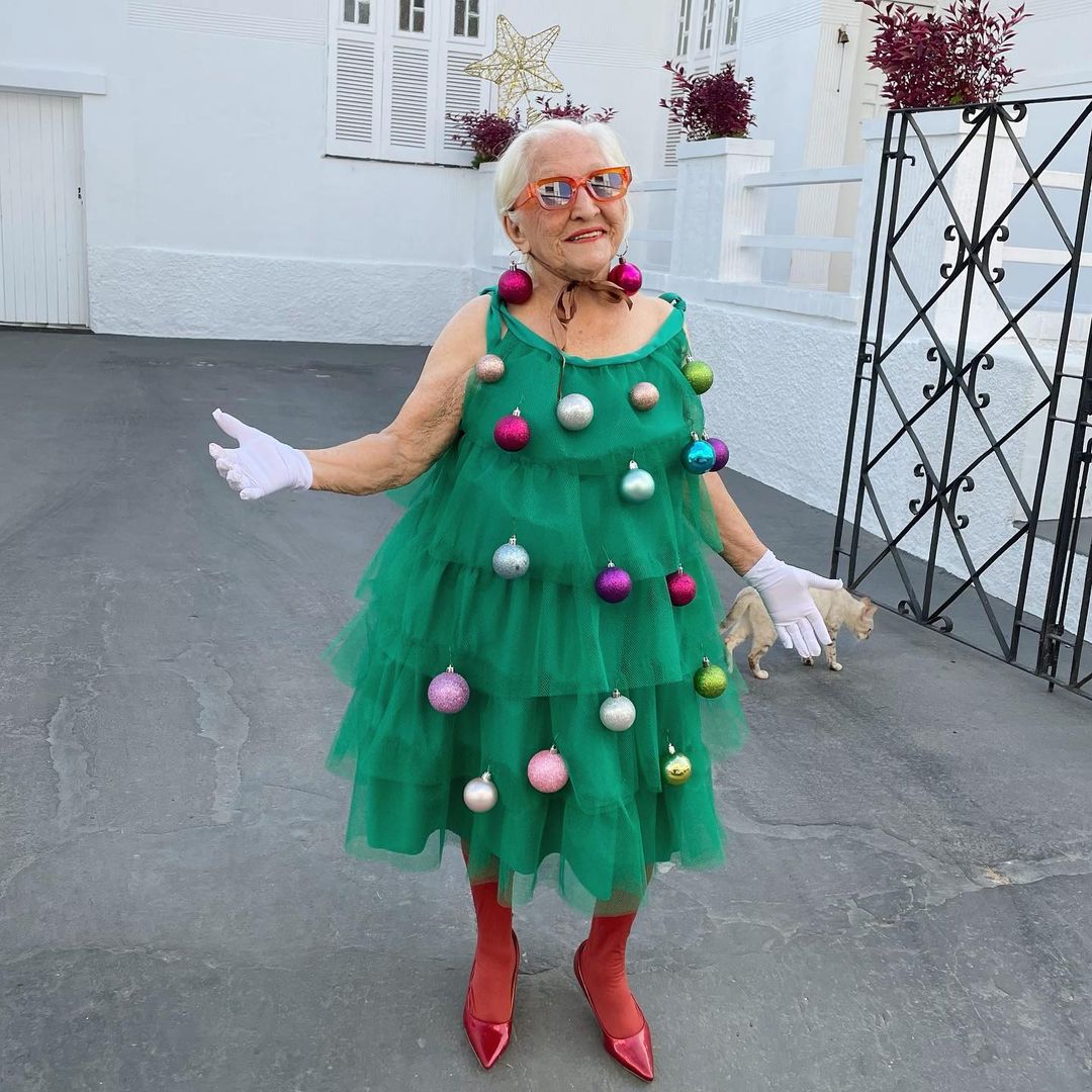 88歲阿嬤「化身聖誕樹」時髦穿搭百萬人按讚。（圖片來源：IG@vovo.vidailustrada）