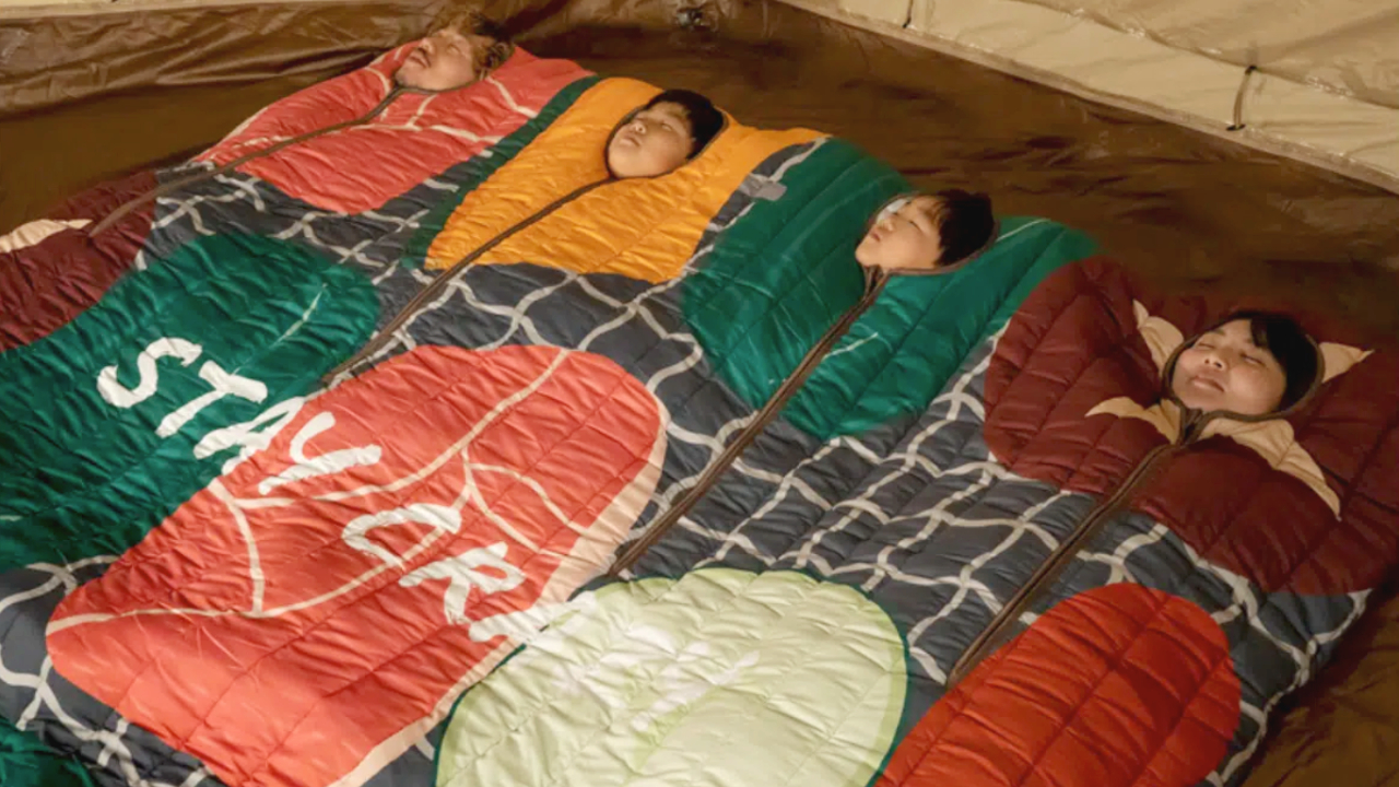 烤肉盤造型睡袋，提供四人一起睡（圖片來源：DOD）