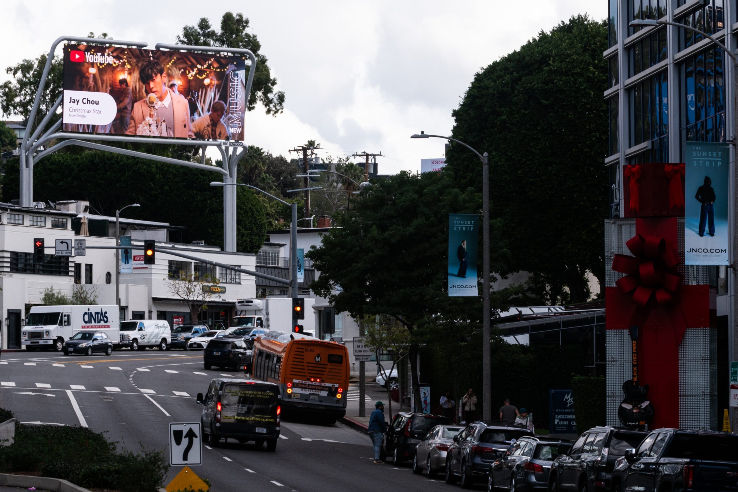 周杰倫新曲「聖誕星」MV 在洛杉磯(Sunset/Doheny)巨型戶外大螢幕上播放。（圖片來源：杰威爾音樂）